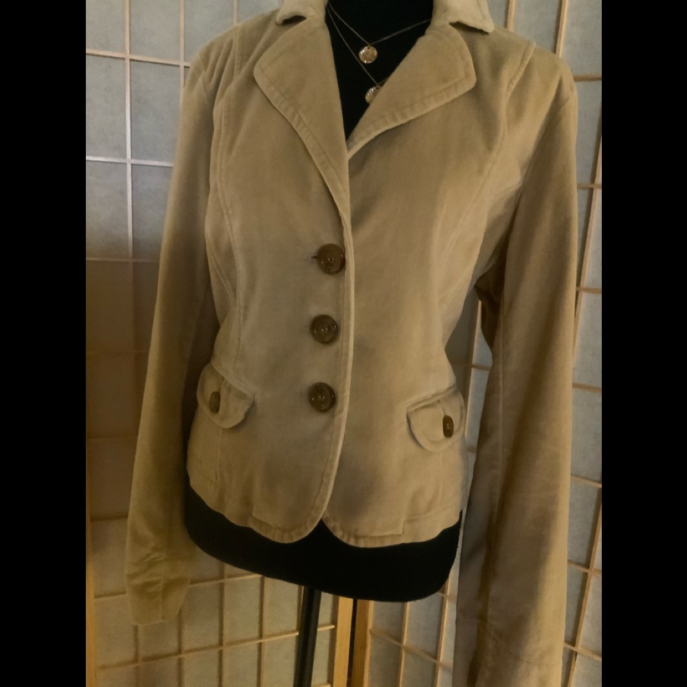 Tape-measure - Tan 3 button crop blazer with 2 front pockets. Sz 14